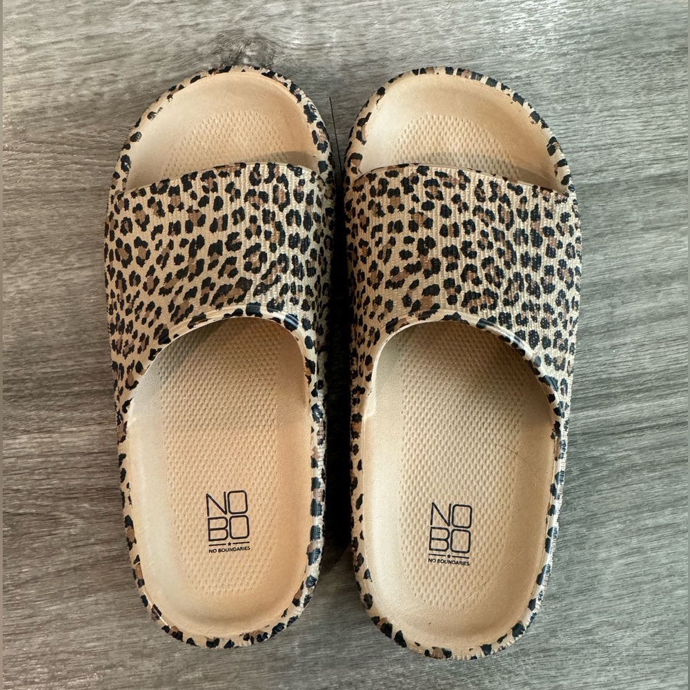 Women’s Slides in Leopard Print